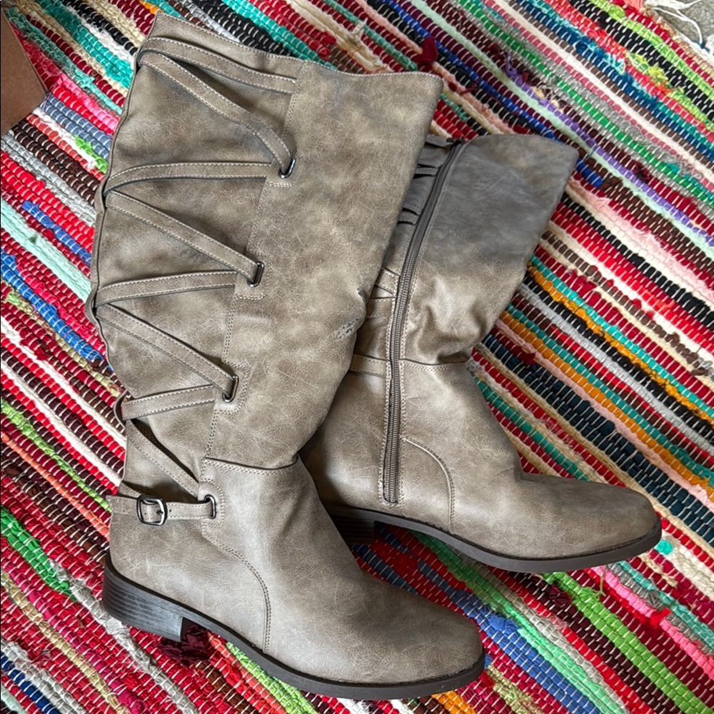 TAUPE GREY CARLY RIDING BOOTS IN FAUX LEATHER WIDE LEG CALF SIZE 11 WC LIKE NEW